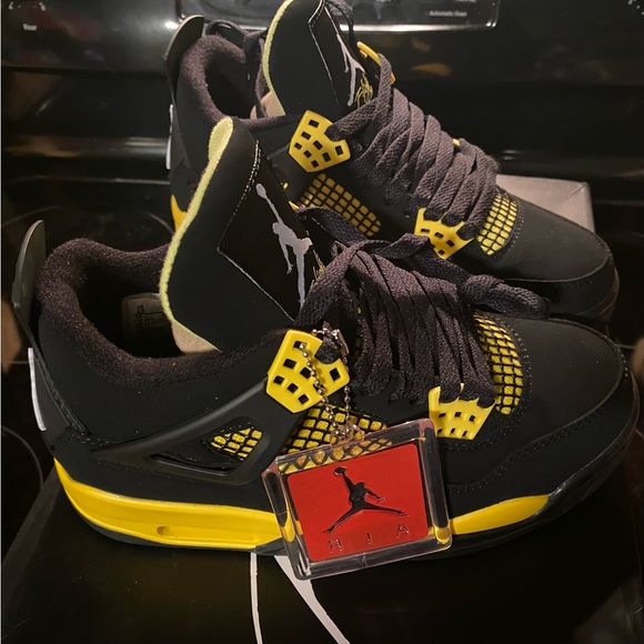 Hello, I have these brand new never worn Jordan 4 Thunder 2023 woman size 6 - Picture 4 of 8